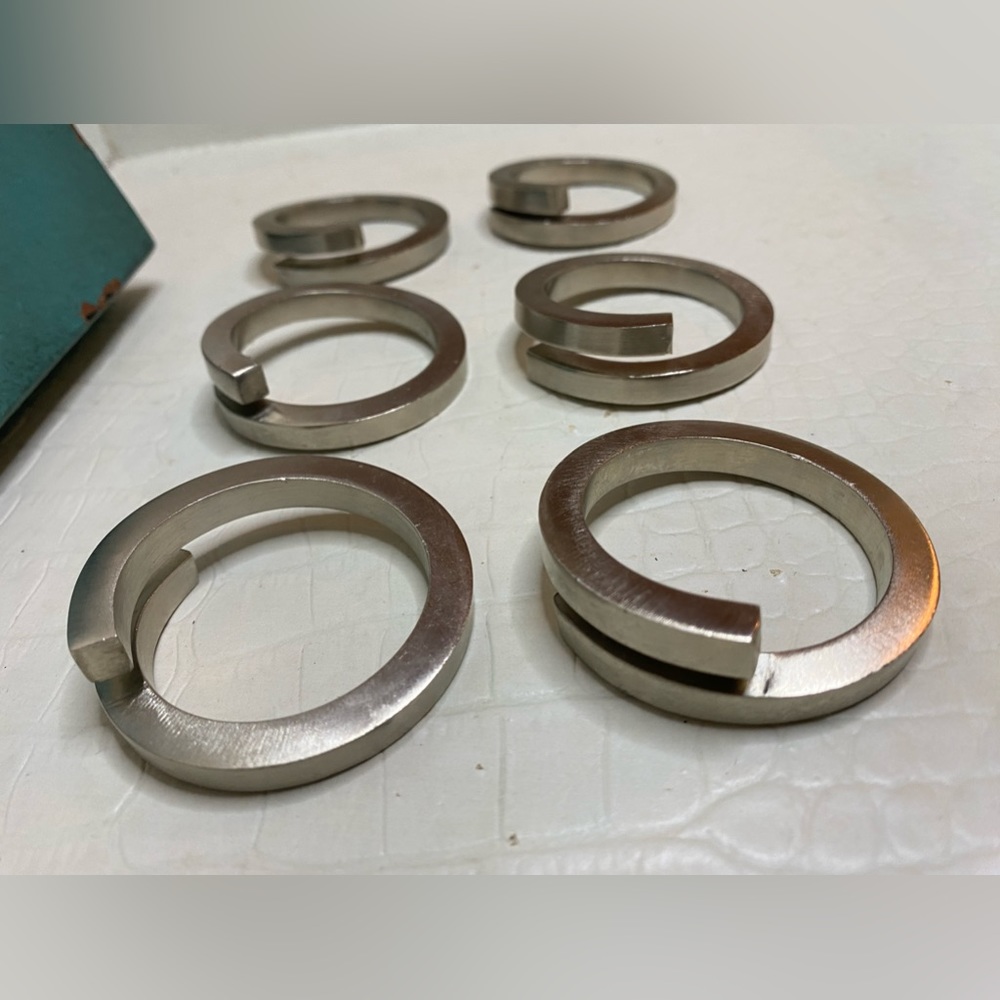 Set of 6 Silver Overlapping Silver Napkin Rings - Picture 2 of 4